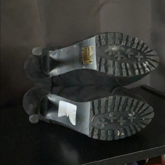 Heels - Picture 4 of 4